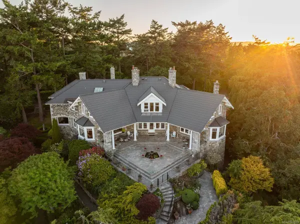 305 Denison Rd, Oak Bay, BC V8S 4K2