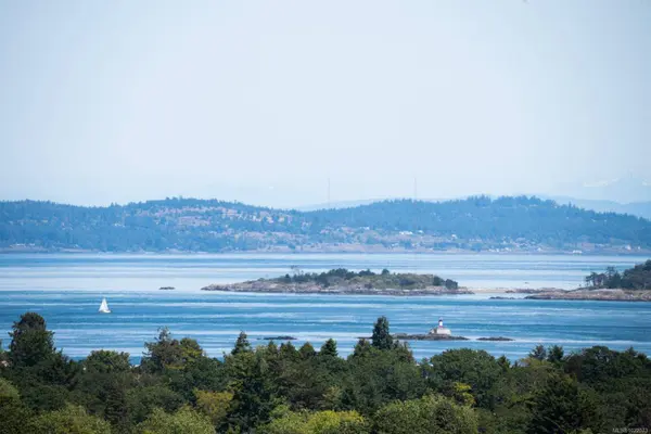 305 Denison Rd, Oak Bay, BC V8S 4K2