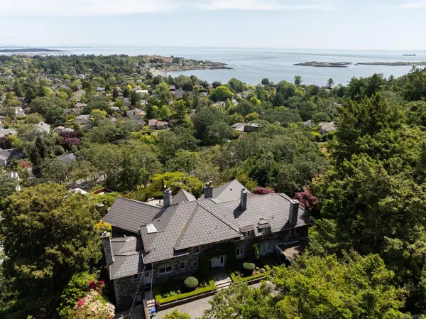 305 Denison Rd, Oak Bay, BC V8S 4K2