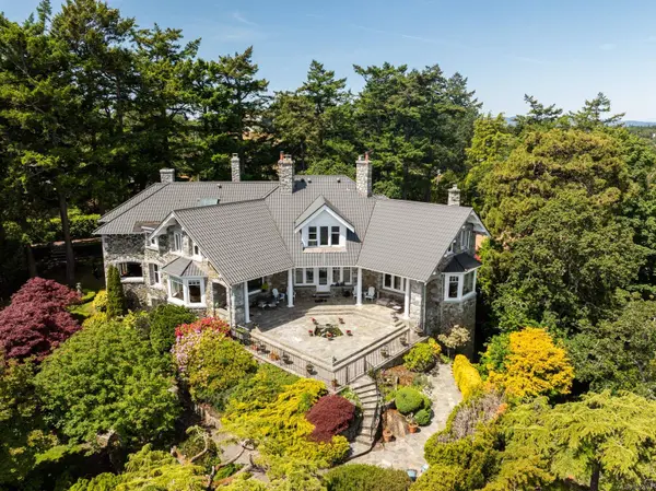 305 Denison Rd, Oak Bay, BC V8S 4K2