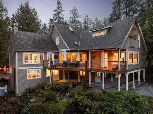 1046 Greig Ave, Central Saanich, BC V0S 1A0