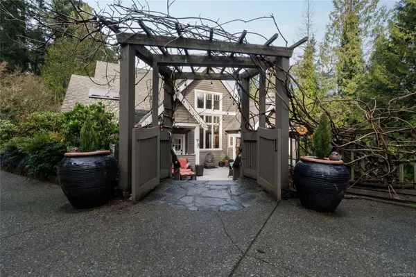 1046 Greig Ave, Central Saanich, BC V0S 1A0