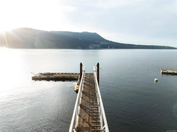 6966 Mark LN, Central Saanich, BC V9E 2A1