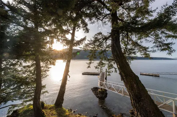 6966 Mark LN, Central Saanich, BC V9E 2A1