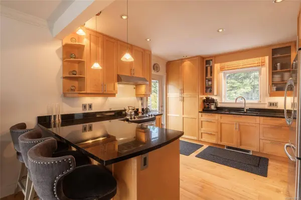 870 Pendene Pl, Saanich, BC V8X 3A1