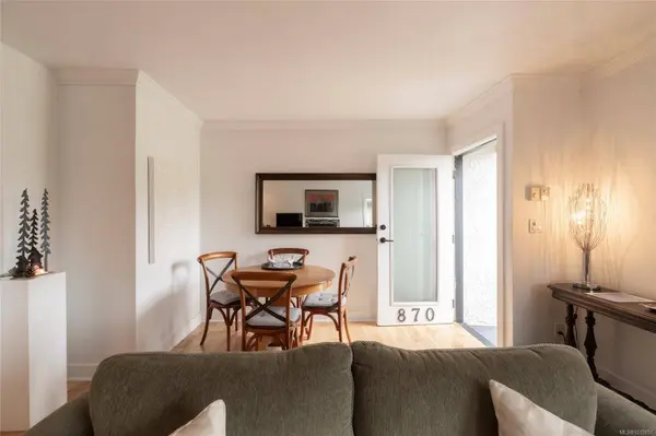 870 Pendene Pl, Saanich, BC V8X 3A1