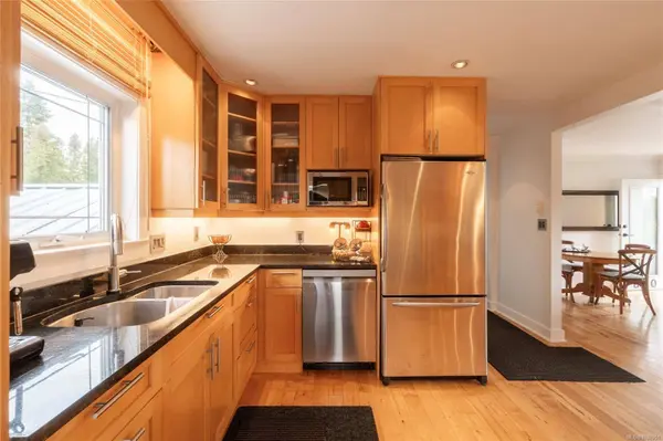 870 Pendene Pl, Saanich, BC V8X 3A1