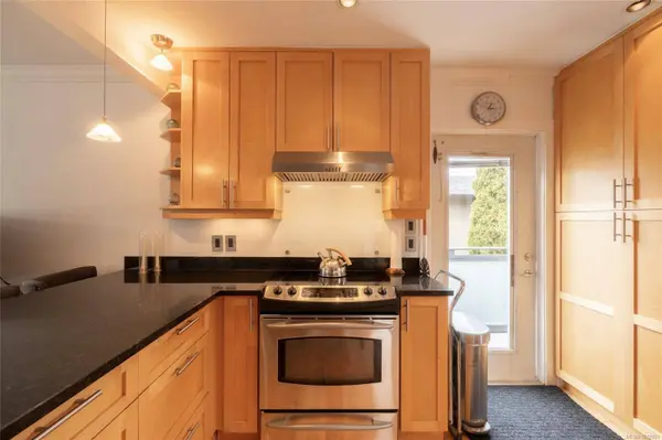 870 Pendene Pl, Saanich, BC V8X 3A1