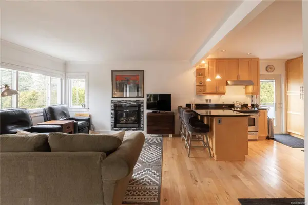 870 Pendene Pl, Saanich, BC V8X 3A1