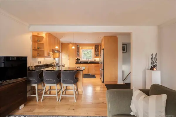 870 Pendene Pl, Saanich, BC V8X 3A1