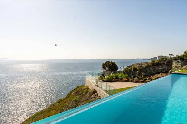 4585 Leyns Rd, Saanich, BC V8N 3A1