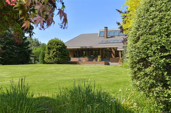 564 Towner Rd, North Saanich, BC V8L 5L8