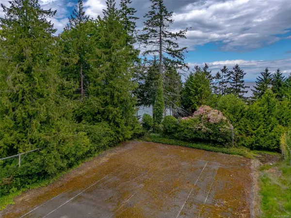 391 Burnham Rd, Qualicum Beach, BC V9K 1G5