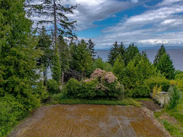 391 Burnham Rd, Qualicum Beach, BC V9K 1G5