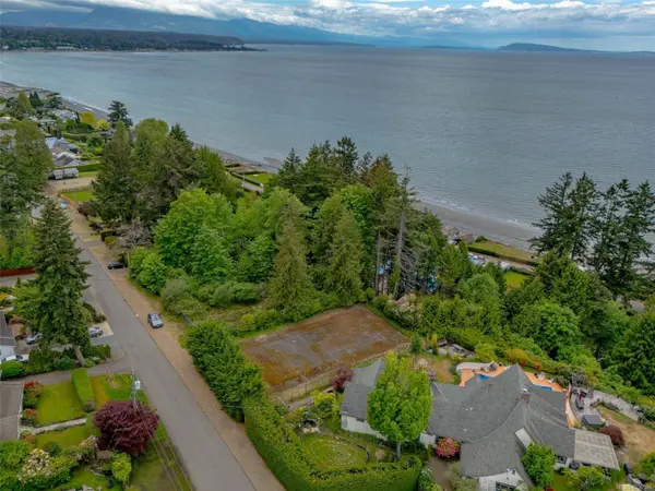 391 Burnham Rd, Qualicum Beach, BC V9K 1G5