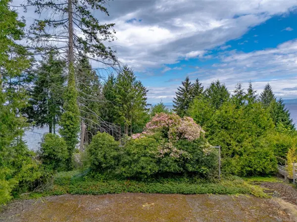 391 Burnham Rd, Qualicum Beach, BC V9K 1G5
