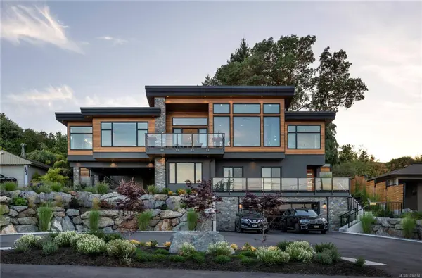 928 Claremont Ave, Saanich, BC V8Y 1K3