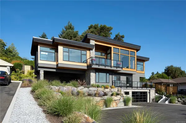 928 Claremont Ave, Saanich, BC V8Y 1K3