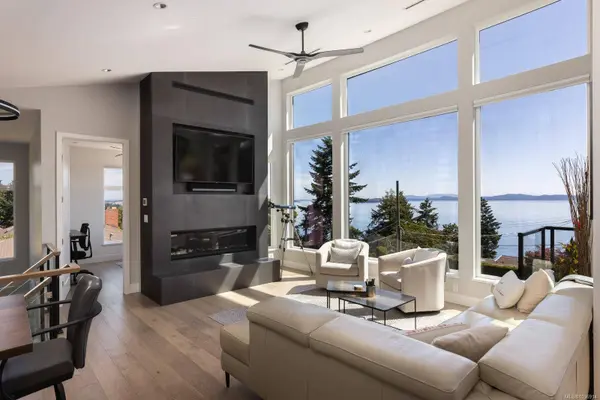 928 Claremont Ave, Saanich, BC V8Y 1K3