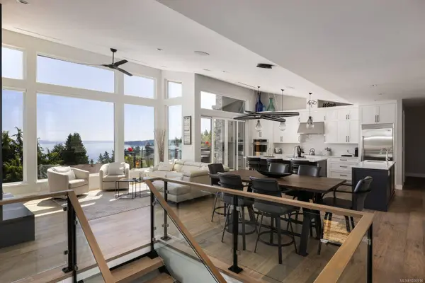 928 Claremont Ave, Saanich, BC V8Y 1K3