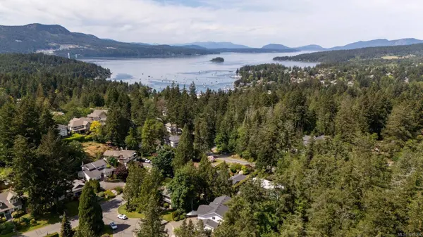 1018 Elstree Close, Central Saanich, BC V8M 1A4