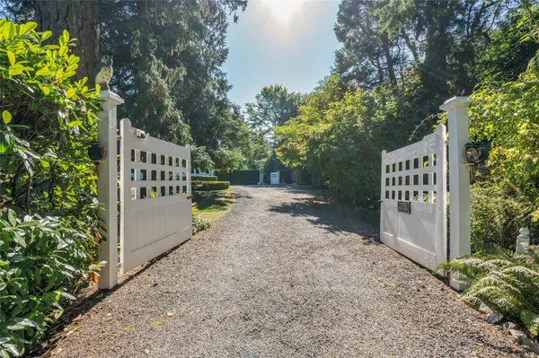 3045 McAnally Rd, Saanich, BC V8N 1T3