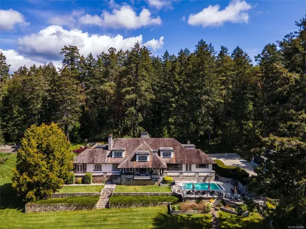 605 Senanus Dr, Central Saanich, BC V8M 1S6