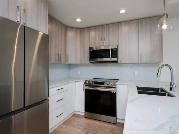 7098 Wallace Dr ##203, Central Saanich, BC V8M 1G9