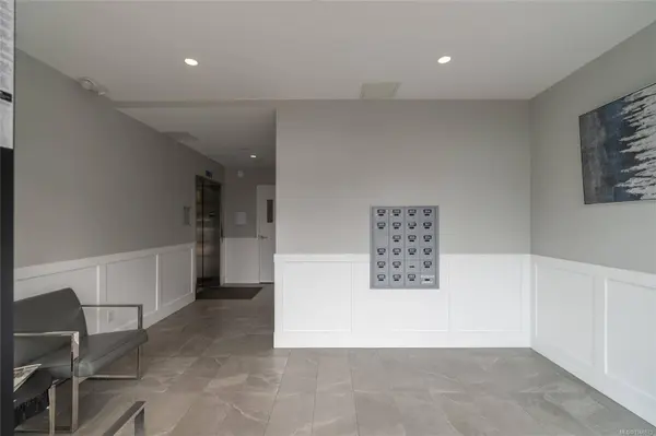 2526 Bevan Ave ##302, Sidney, BC V8L 1W3