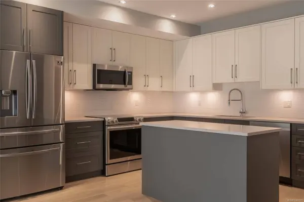 2526 Bevan Ave ##302, Sidney, BC V8L 1W3