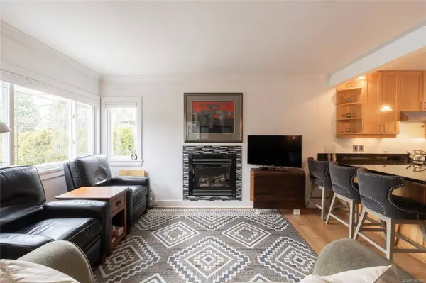 870 Pendene Pl, Saanich, BC V8X 3A1