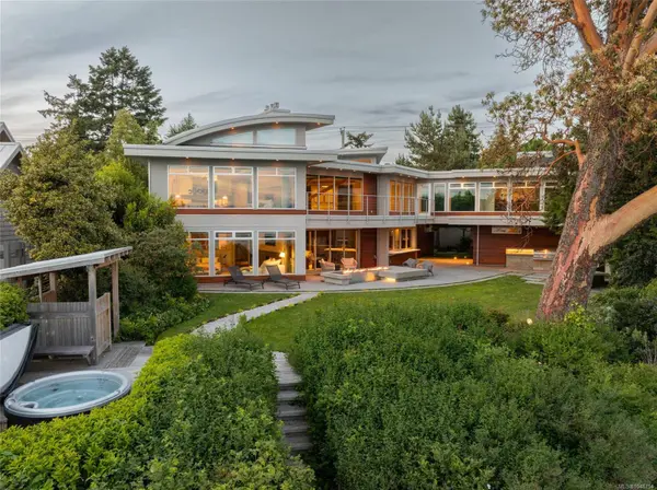 3931 Cadboro Bay Rd, Saanich, BC V8N 4G7