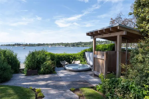 3931 Cadboro Bay Rd, Saanich, BC V8N 4G7