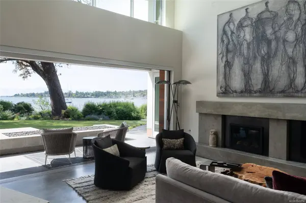 3931 Cadboro Bay Rd, Saanich, BC V8N 4G7