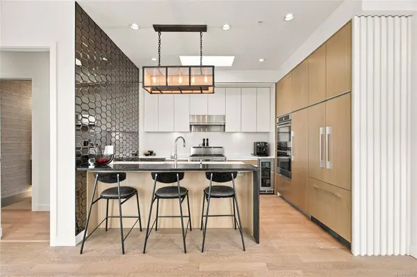 1033 Cook St ##PH3, Victoria, BC V8V 0E1
