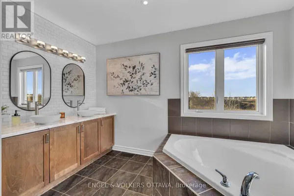 1080 NORTHGRAVES CRESCENT, Ottawa, ON K2M0C6
