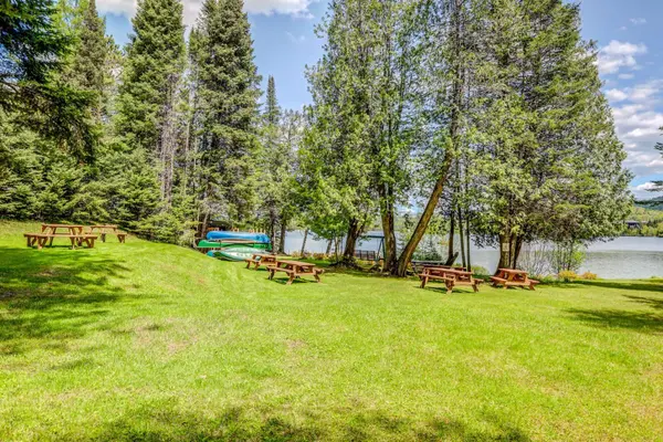 Crois. de la Coulée, Lac-supérieur, QC J0T1P0
