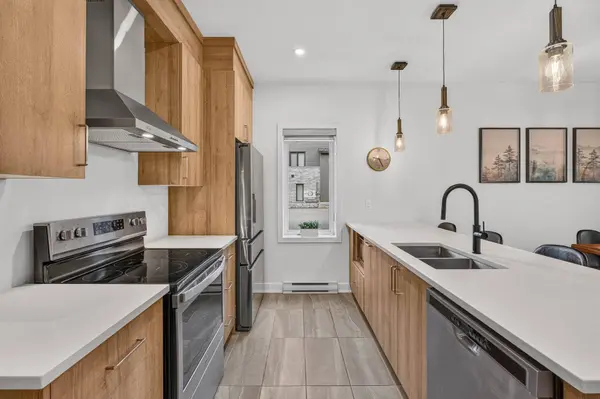 583 Rue Charlie-Forbell, Mont-tremblant, QC J8E0N6