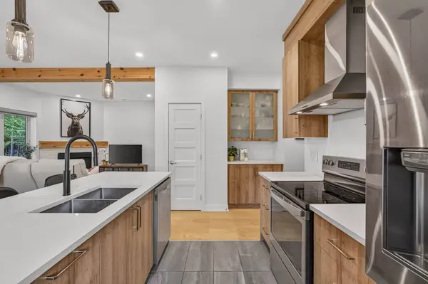 583 Rue Charlie-Forbell, Mont-tremblant, QC J8E0N6