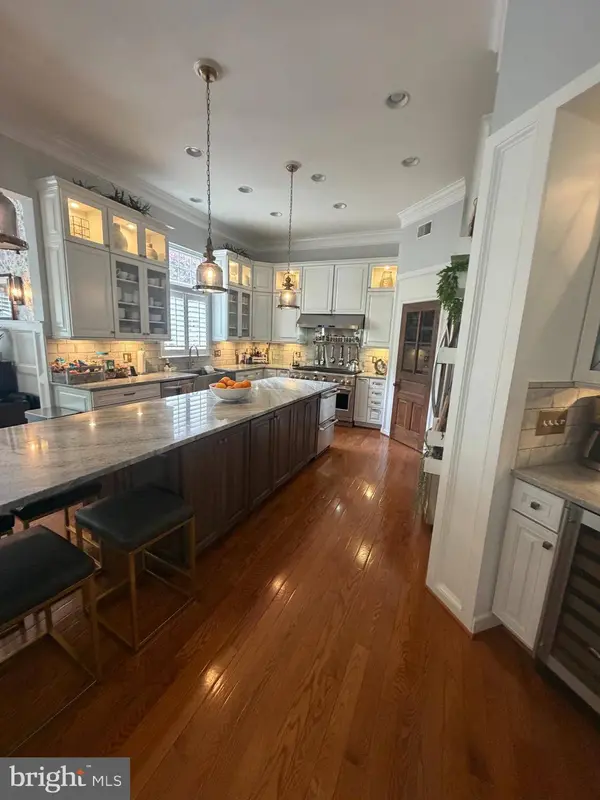 214 BOWEN CT