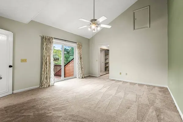 33 Country Club Ln #D, Milford, MA 01757