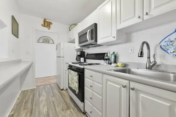 6 Whittier Pl #8P, Boston, MA 02114