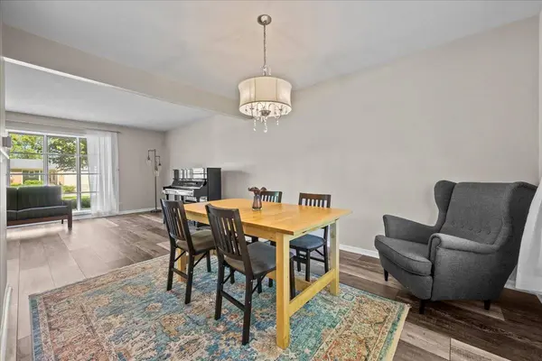 1145 Weeping Willow LN, Libertyville, IL 60048