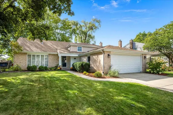 1145 Weeping Willow LN, Libertyville, IL 60048