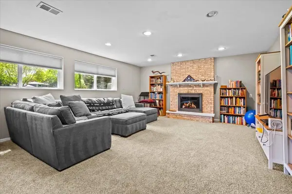 1145 Weeping Willow LN, Libertyville, IL 60048