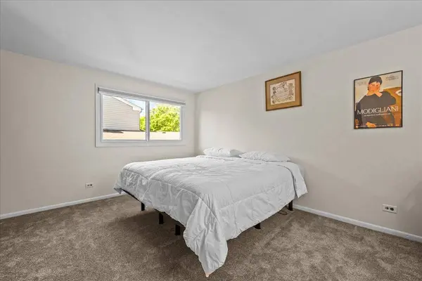 1145 Weeping Willow LN, Libertyville, IL 60048