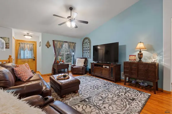 6814 Sahalee Dr, Rapid City, SD 57702