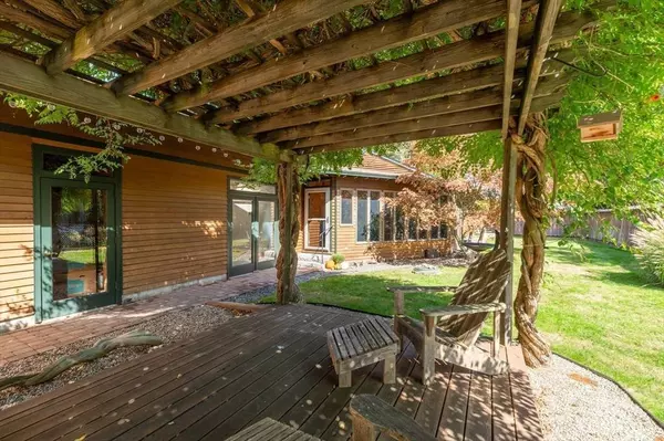 1 Arens Rd, Rockport, MA 01966