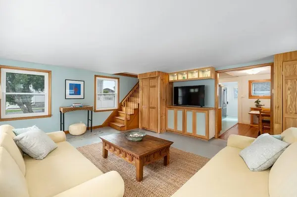 8 Blake Ct, Gloucester, MA 01930