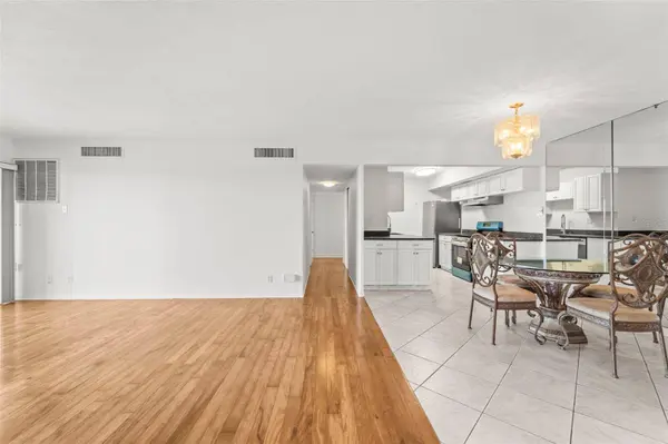 10355 PARADISE BLVD #403, Treasure Island, FL 33706